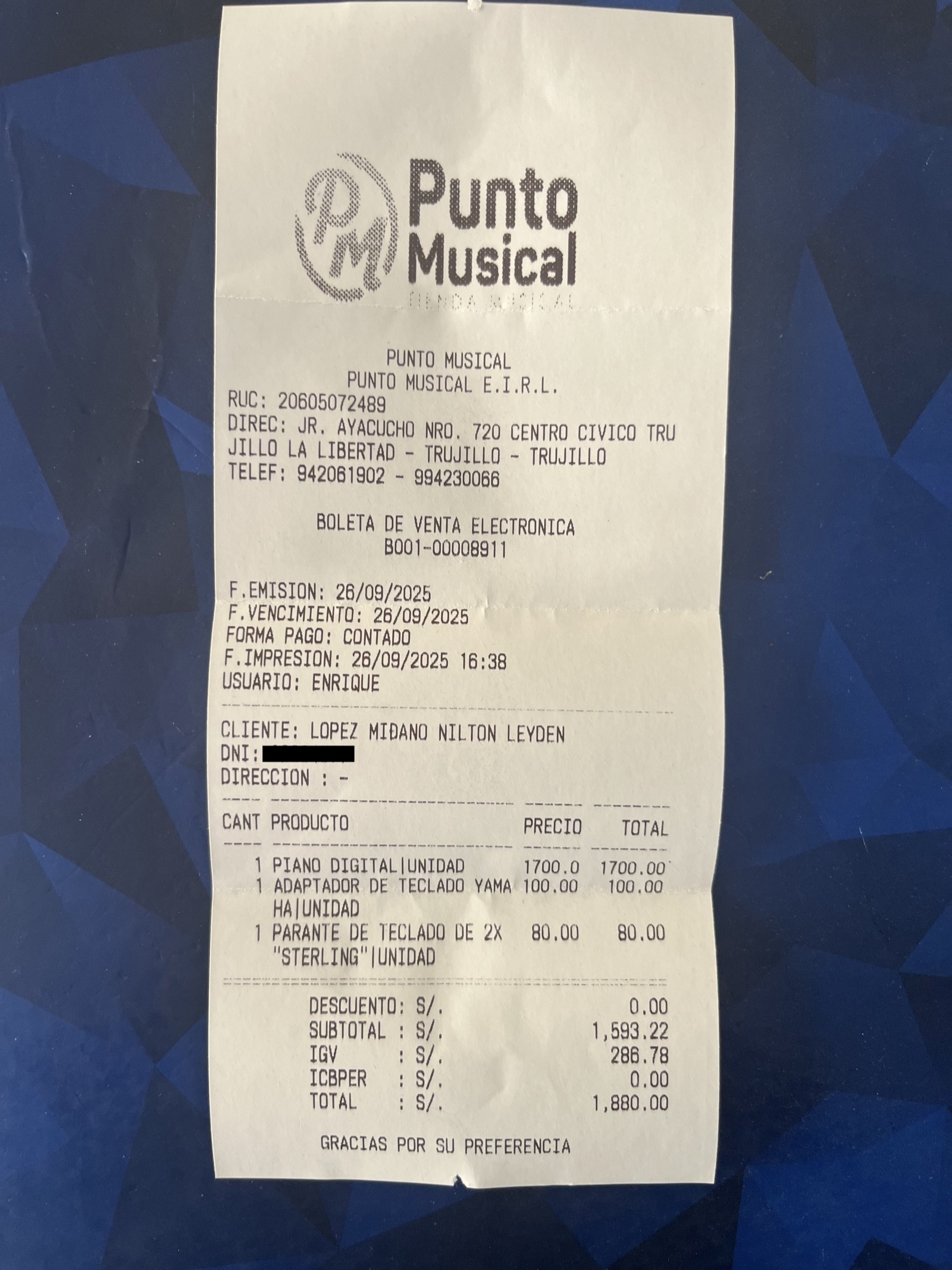 Purchase receipt from Punto Musical, Trujillo, September 26, 2025 (national ID number redacted)